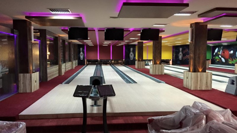 How much does it cost to build a bowling alley